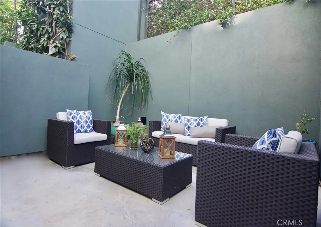 Los Angeles, California 90014, United States, 2 Bedrooms Bedrooms, ,3 BathroomsBathrooms,Residential,Active,201937