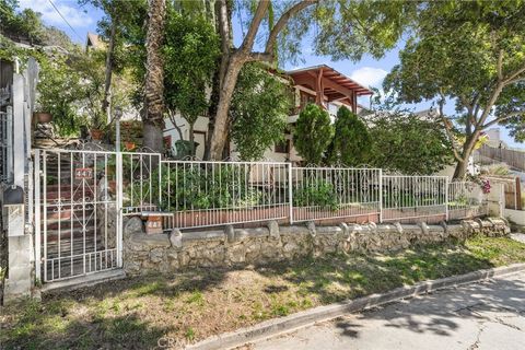 Photo of 447 W Avenue 37 Ave, Los Angeles, CA 90065 (MLS # SR26039706)