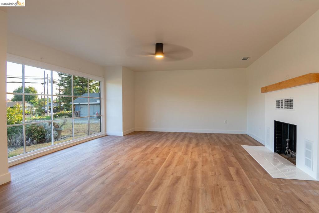392 W Grand AVE