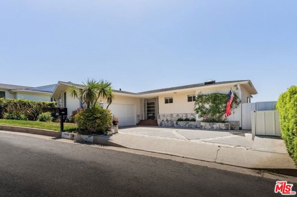 Photo of 17866 Tramonto Drive, Pacific Palisades, CA 90272 (MLS # 26867129)