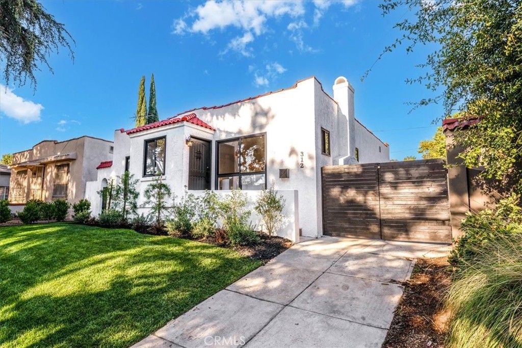 Photo of 312 N Bronson Avenue, Los Angeles, CA 90004 (MLS # IG25229630)