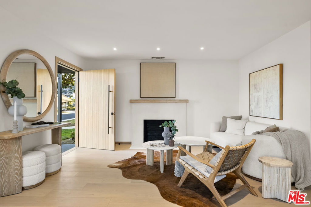 3841 S Redondo Boulevard