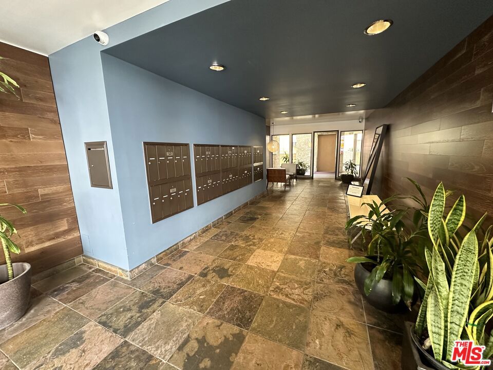 8400 De Longpre Avenue 104