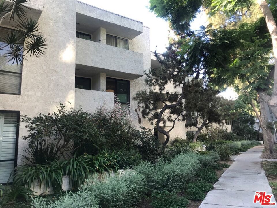 8400 De Longpre Avenue 104