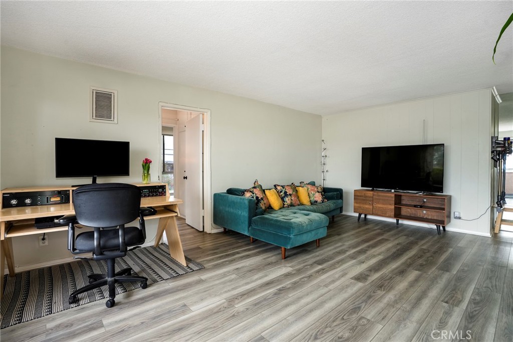855 Victor Avenue 203