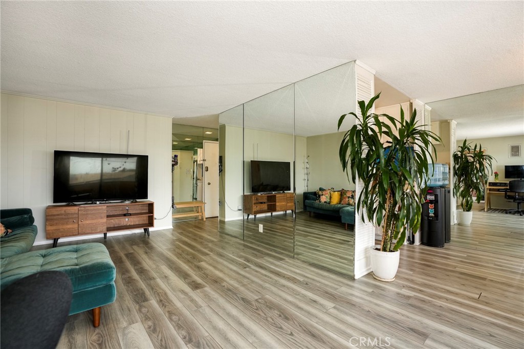 855 Victor Avenue 203