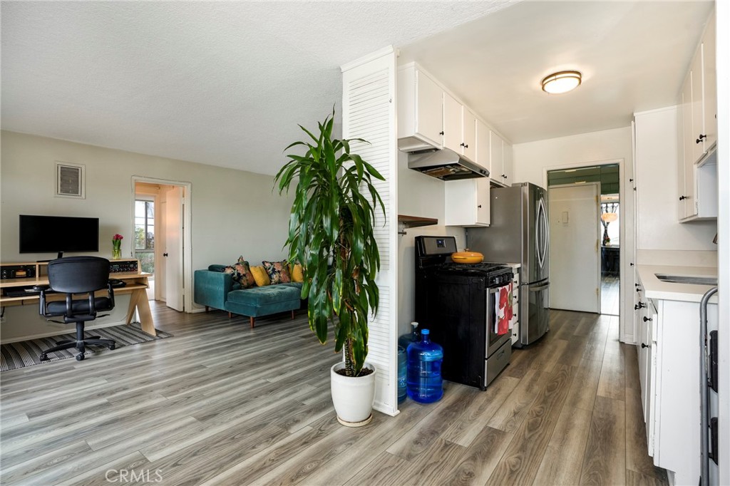 855 Victor Avenue 203