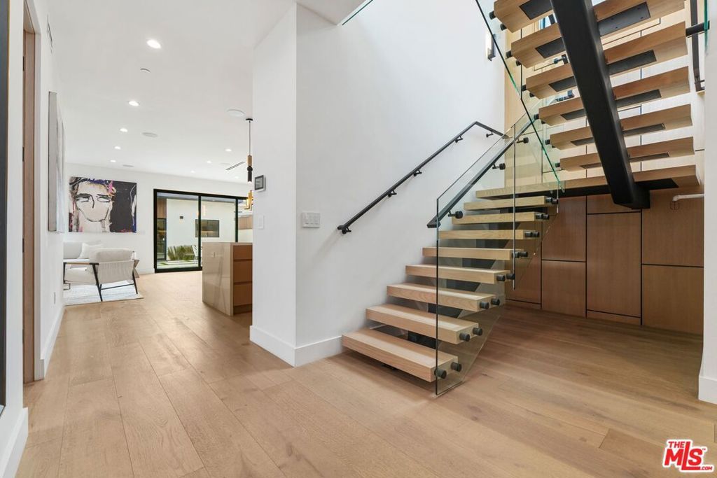 Photo of 12836 Gilmore Avenue, Los Angeles, CA 90066 (MLS # 25598419)