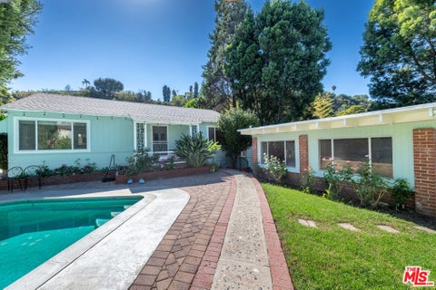 Photo of 10948 Fruitland Drive, Studio City, CA 91604 (MLS # 26998381)