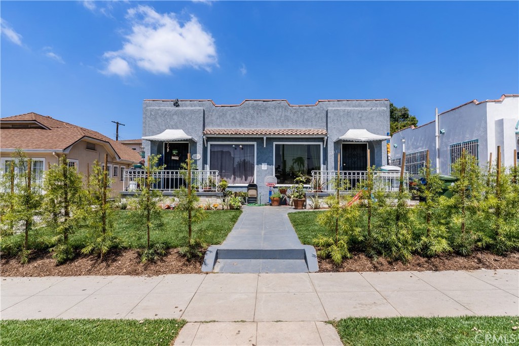 2211-2213 S Bronson Ave is a well-maintained triplex
located in the highly desirable Los Angeles submarket
of Mid-City. With the 1-Bed/1-Bath unit being delivered
vacant, this is the perfect opportunity for a family to
owner/occupy and let the other tenants pay off their
mortgage. The subject property is conveniently
located in between Downtown Los Angeles and Santa
Monica, as well as the 10/110 freeways making for an
easy commute across Los Angeles.
Beneficial to the new owner, 2211-2213 S Bronson Ave
has a high yielding unit mix of (2) 2-Bed/2-Bath & (1)
1Bed/1Bath ADU allowing significant upside in rents. If
all units are rented at market, the property will
produce $9,395/mo. in gross income.
2211-2213 S Bronson Ave is an ideal opportunity for any
owner/user or investor looking for a prime asset in a
rapidly appreciating neighborhood. Property is eligible for Community Lending Program which can give $2k-$30K off in closing costs to buy down the rate and allows a buyer to do 3%-5% down.