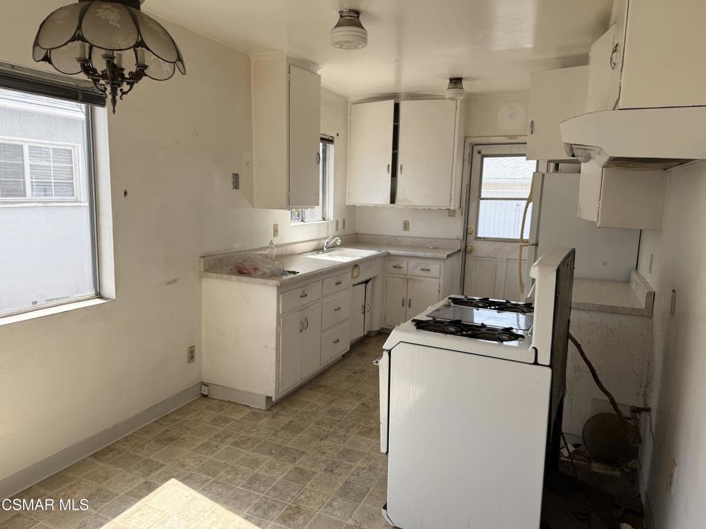 859 W Carmelita Avenue
