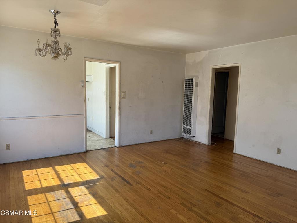 859 W Carmelita Avenue