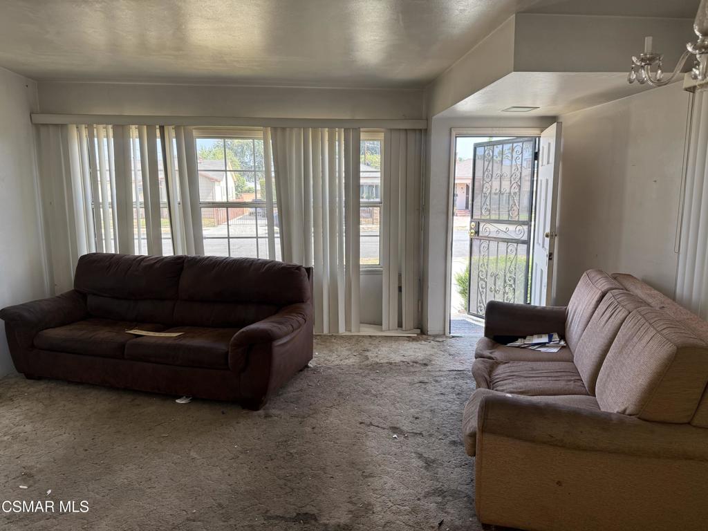859 W Carmelita Avenue