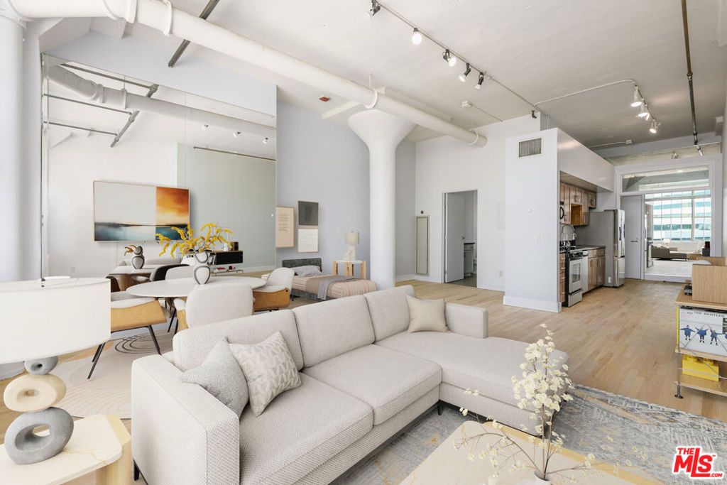 Photo of 420 S San Pedro Street #605, Los Angeles, CA 90013 (MLS # 26636949)