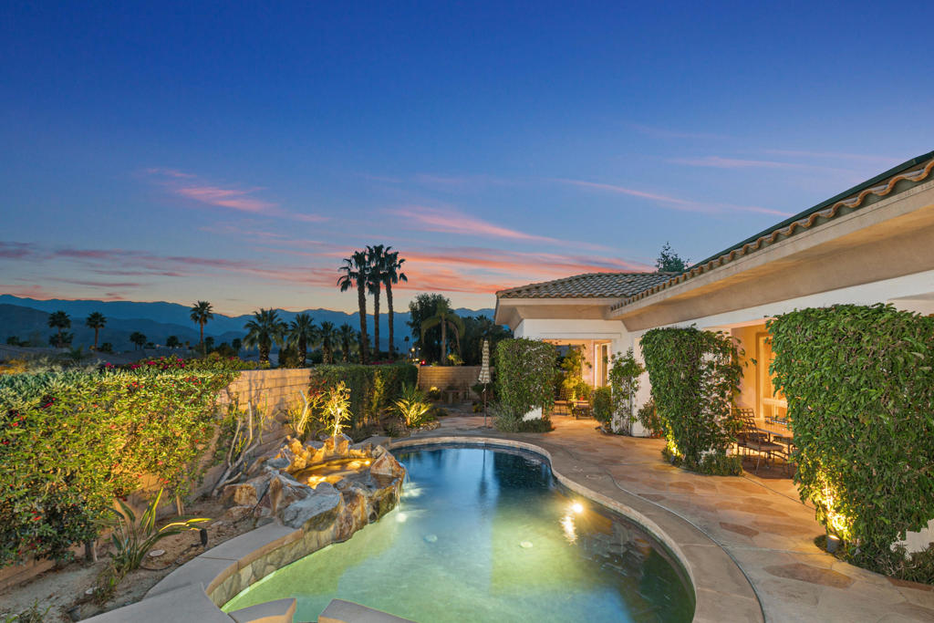 8 Oakmont Drive