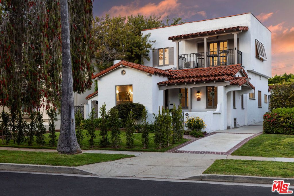 Photo of 864 Wellesley Avenue, Los Angeles, CA 90049 (MLS # 25581499)