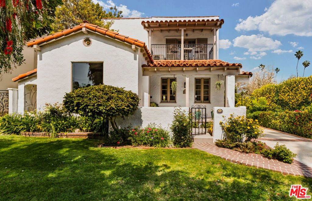 Photo of 864 Wellesley Avenue, Los Angeles, CA 90049 (MLS # 25581499)