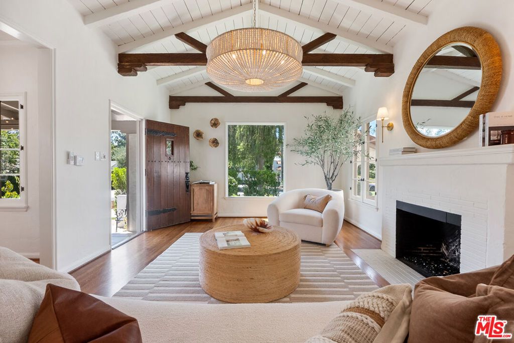 Photo of 864 Wellesley Avenue, Los Angeles, CA 90049 (MLS # 25581499)
