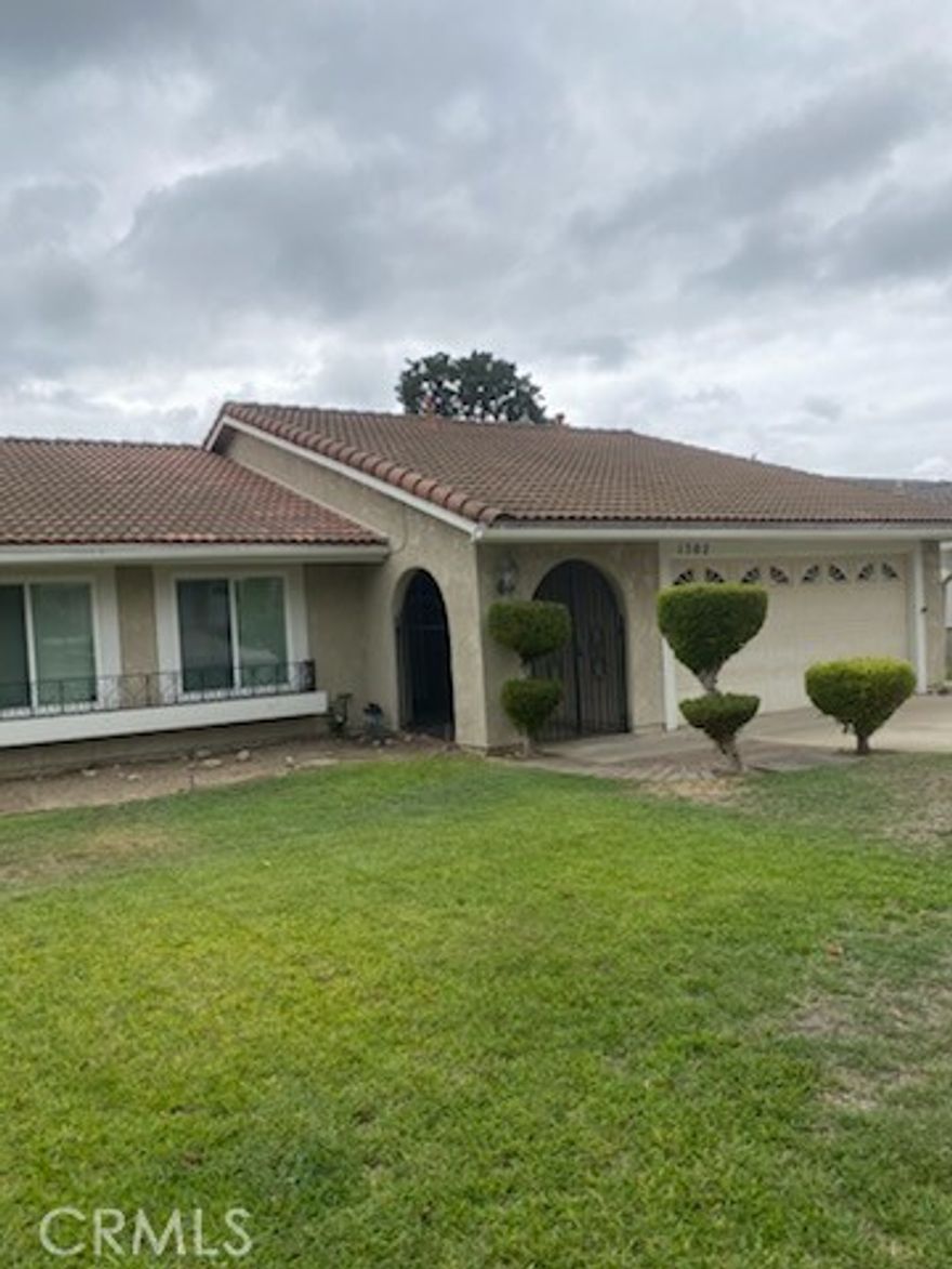 3 BEDROOMS, 2 BATHROOMS, 2 CAR ATTACHED GARAGE HOUSE FOR LEASE IN UPLAND FEATURES 1562 SQ FT OF LIVING SPACE, LAMINATE FLOORING, LAUNDRY HOOK UPS IN GARAGE, CENTRAL AC, CEILING FANS, DISHWASHER, FAMILY ROOM, FIREPLACE.