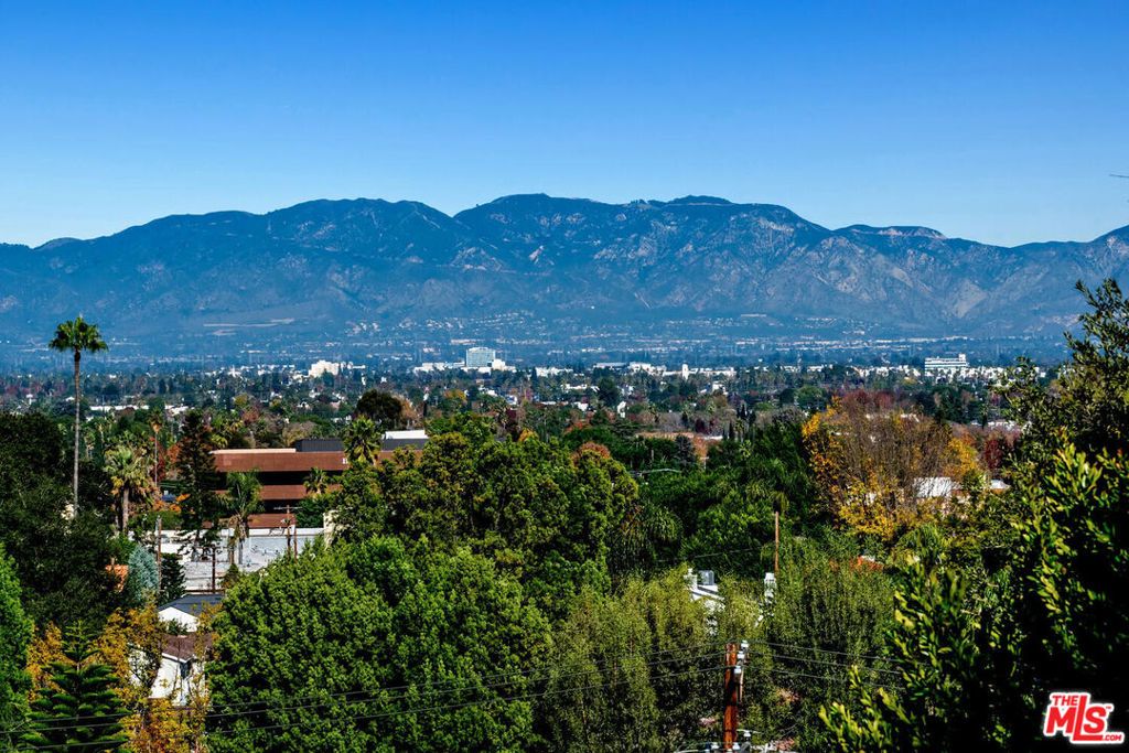 Photo of 15213 Del Gado Drive, Sherman Oaks, CA 91403 (MLS # 25621005)