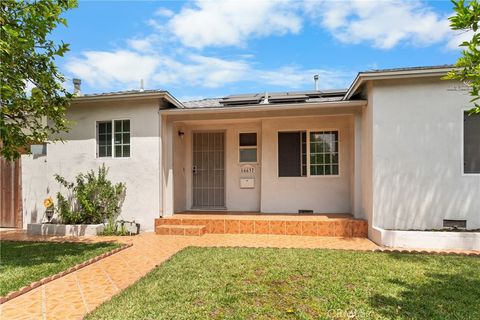 Photo of 16637 Victory Boulevard, Van Nuys, CA 91406 (MLS # DW26067579)
