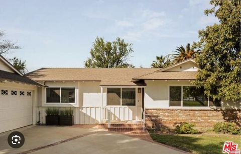 Photo of 22495 Domingo Road, Woodland Hills, CA 91364 (MLS # 26652559)