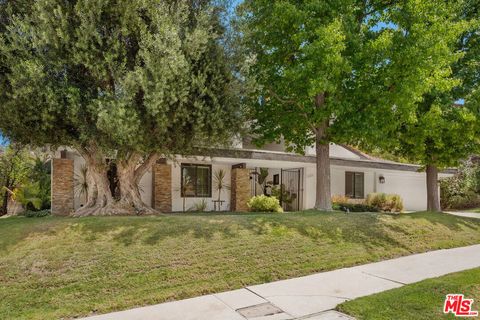 Photo of 18360 Lake Encino Drive, Encino, CA 91316 (MLS # 26830395)