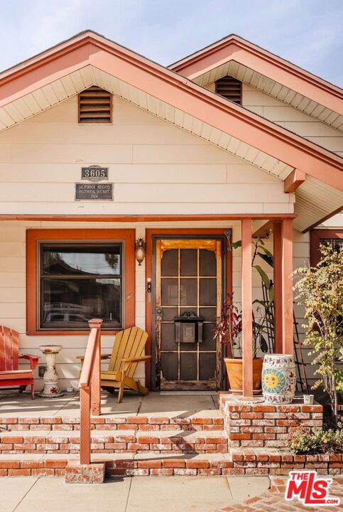 3605 Cerritos Avenue