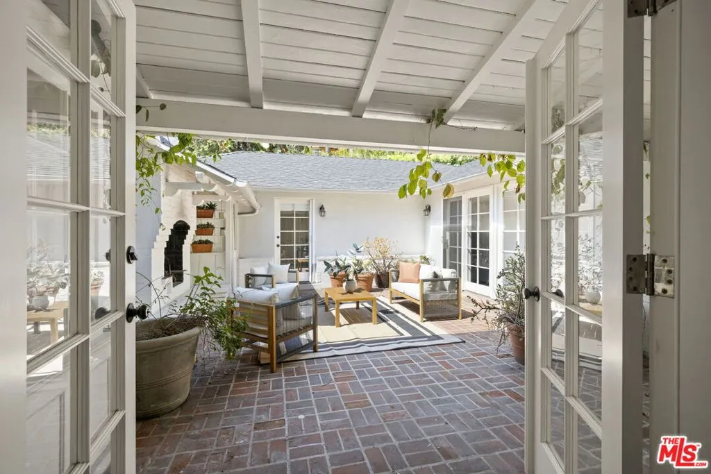 Los Angeles, California 90024, United States, 3 Bedrooms Bedrooms, ,2 BathroomsBathrooms,Residential,Pending,216602