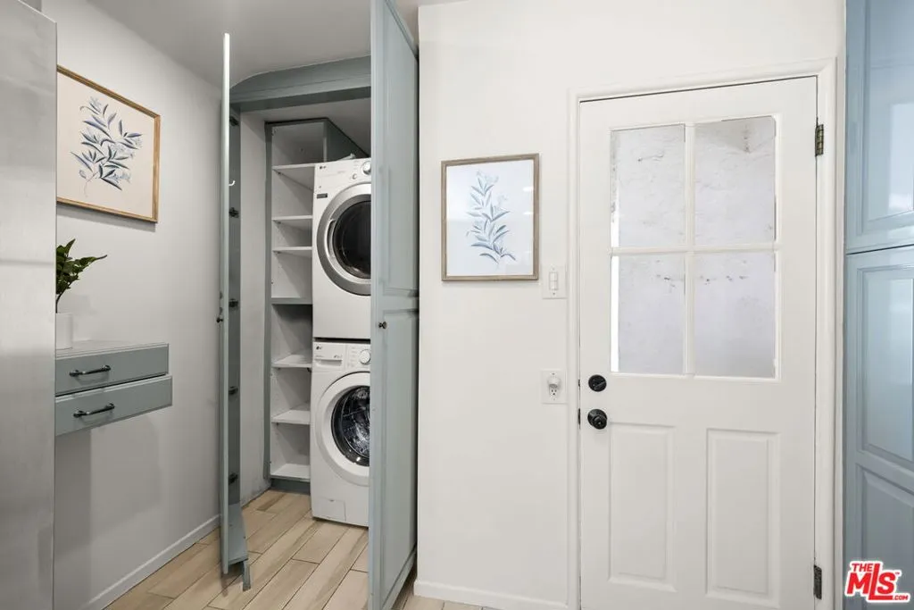 Los Angeles, California 90024, United States, 3 Bedrooms Bedrooms, ,2 BathroomsBathrooms,Residential,Pending,216602