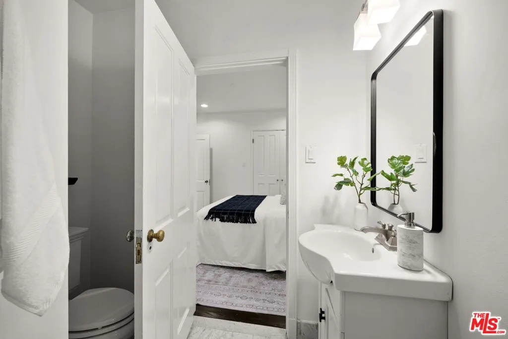 Los Angeles, California 90024, United States, 3 Bedrooms Bedrooms, ,2 BathroomsBathrooms,Residential,Pending,216602