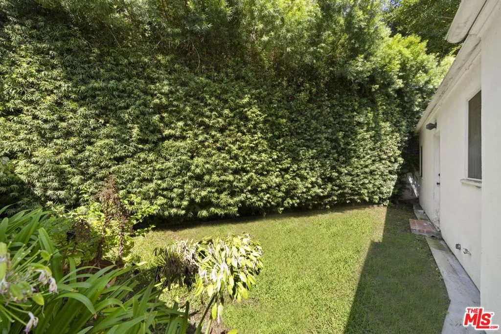 Los Angeles, California 90024, United States, 3 Bedrooms Bedrooms, ,2 BathroomsBathrooms,Residential,Pending,216602