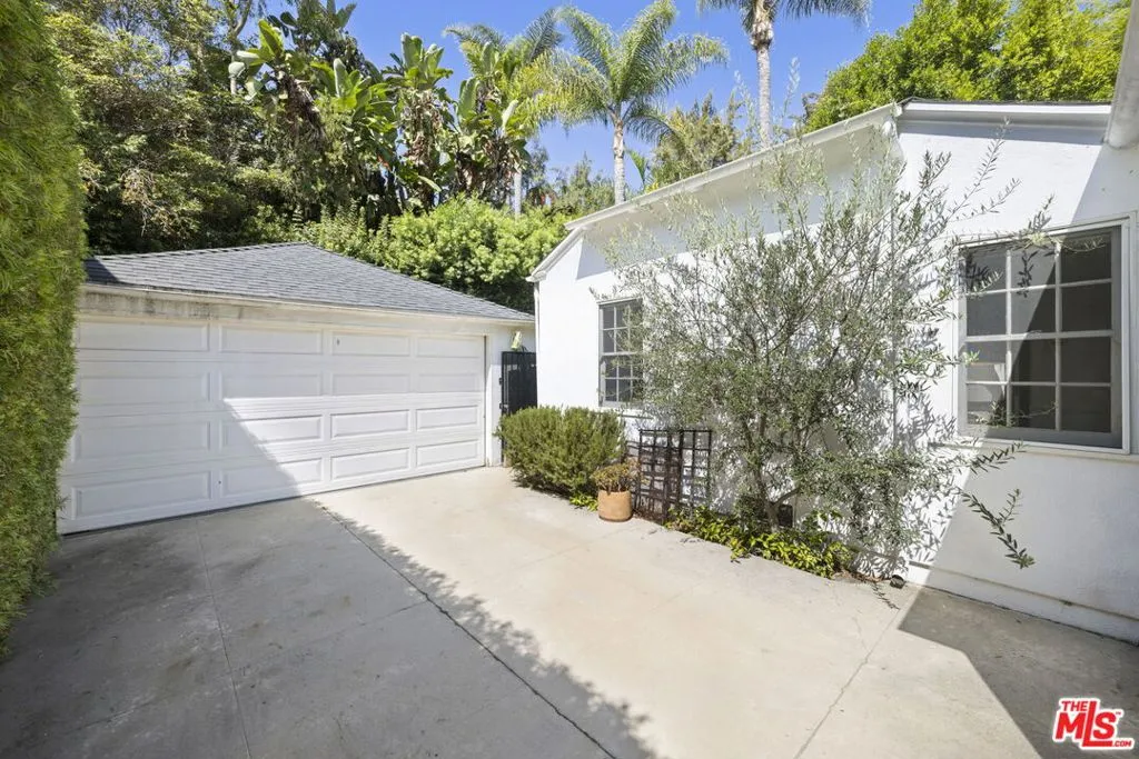 Los Angeles, California 90024, United States, 3 Bedrooms Bedrooms, ,2 BathroomsBathrooms,Residential,Pending,216602