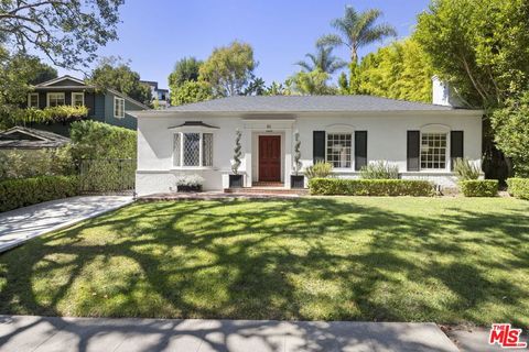 Photo of 811 Warner Avenue, Los Angeles, CA 90024 (MLS # 25595793) Photo of 811 Warner Avenue, Los Angeles, CA 90024 (MLS # 25595793)