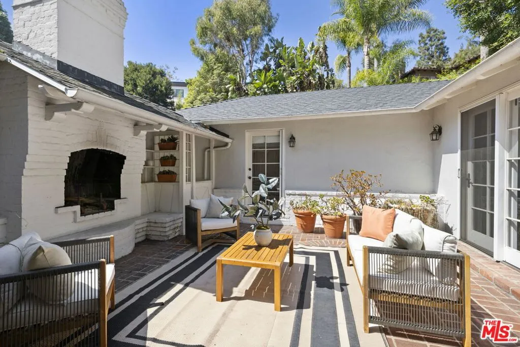 Los Angeles, California 90024, United States, 3 Bedrooms Bedrooms, ,2 BathroomsBathrooms,Residential,Pending,216602