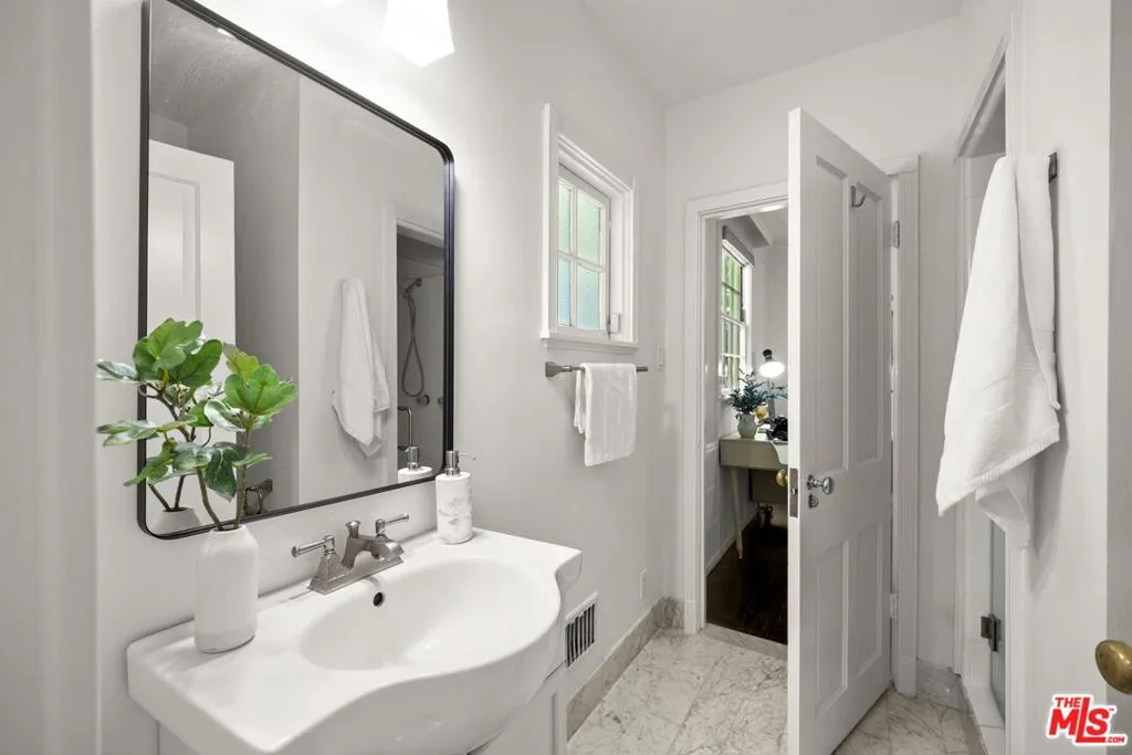 Los Angeles, California 90024, United States, 3 Bedrooms Bedrooms, ,2 BathroomsBathrooms,Residential,Pending,216602