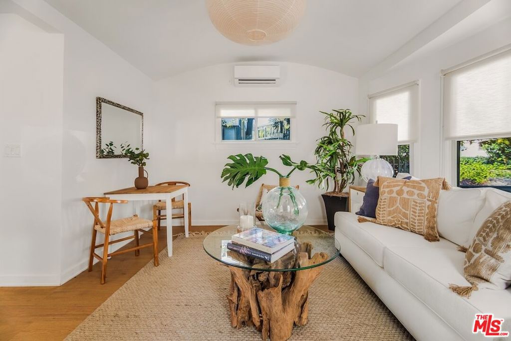 1/2 Willoughby Avenue
