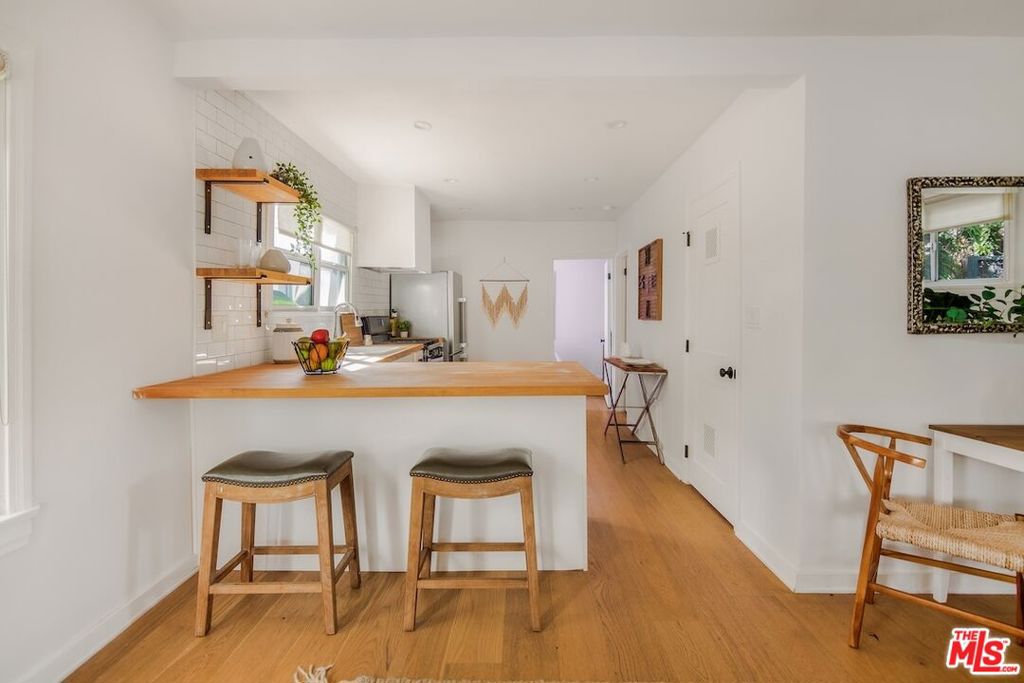 1/2 Willoughby Avenue