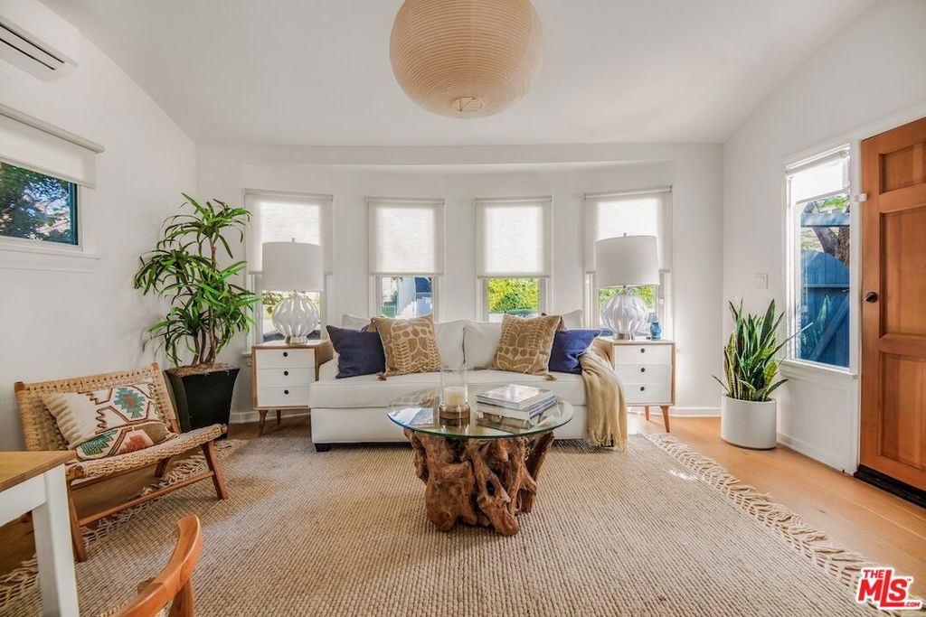 1/2 Willoughby Avenue