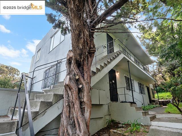 Very nice 1 bedroom apartment in the foothills of Oakland. Unit has washer hookups and it very close to the 580 on ramp. Unit comes with garage and some storage.