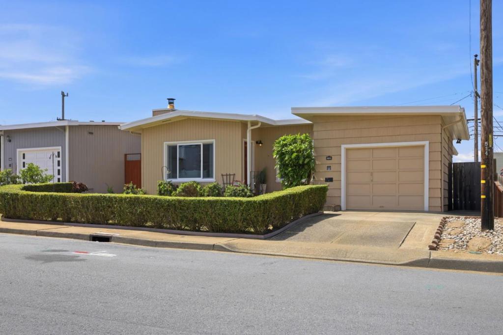 1071 Sunnyside Drive