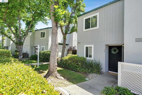 Photo of 408 Old Orchard Ct Ct, Danville, CA 94526 (MLS # 41134211)