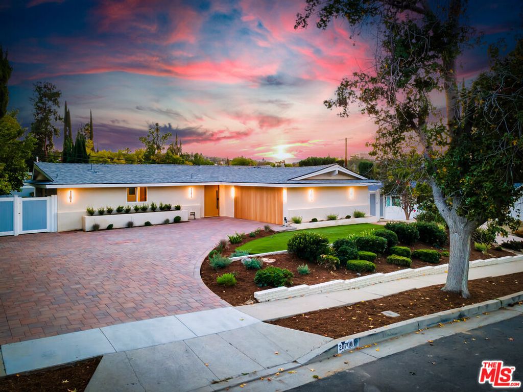 Photo of 20708 Martha Street, Woodland Hills, CA 91367 (MLS # 25610983)