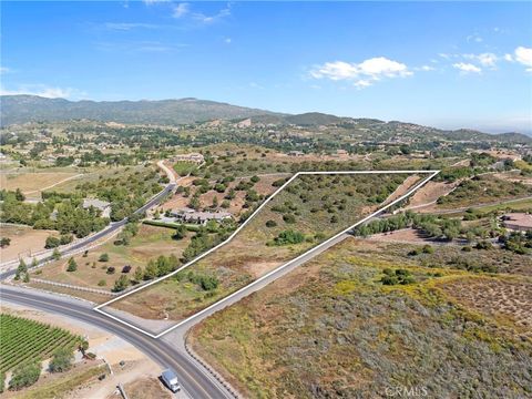 Photo of 1 Avenida La Cresta, Murrieta, CA 92563 (MLS # SW26160220)