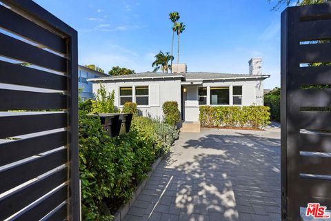 Photo of 5438 Colfax Avenue, Valley Village, CA 91601 (MLS # 26856869)
