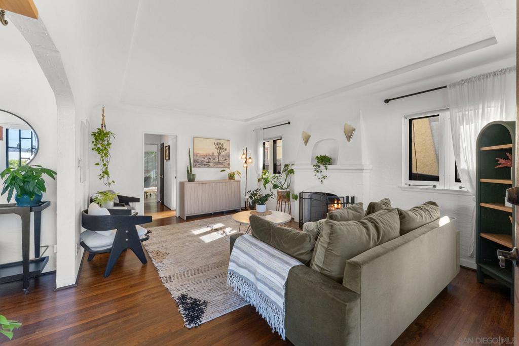 4762 E Mountain View Drive