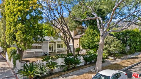 Photo of 1023 E Grinnell Drive, Burbank, CA 91501 (MLS # 26831951)