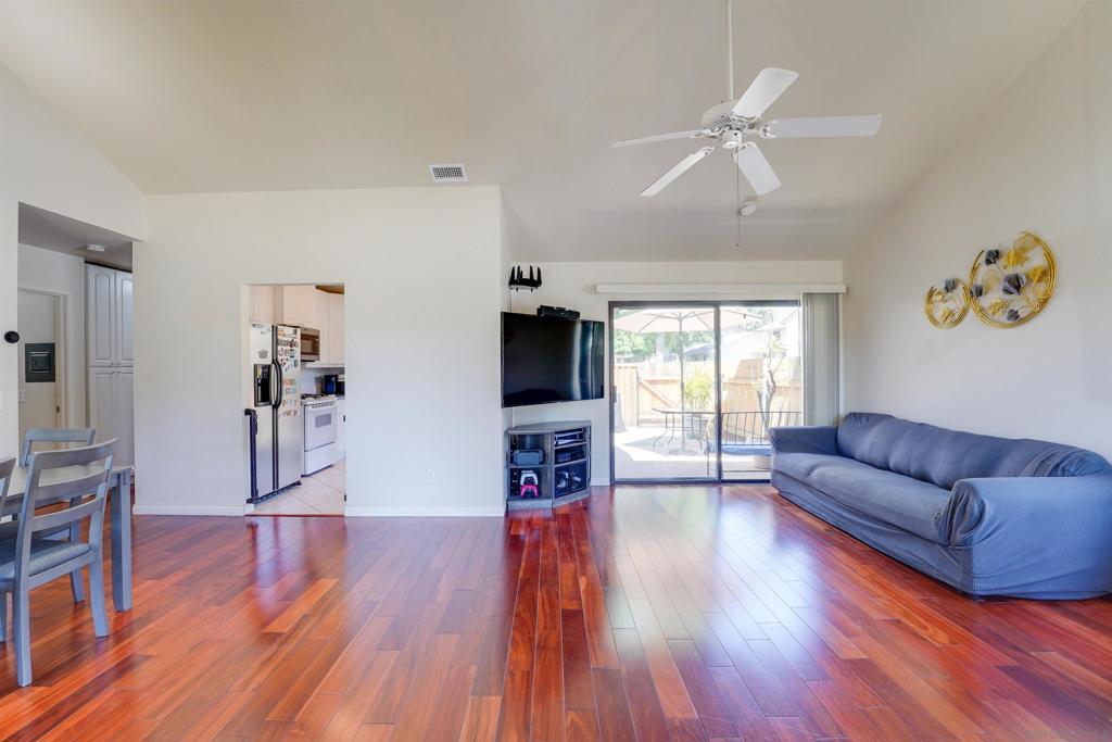 5449 Escarchosa Ln