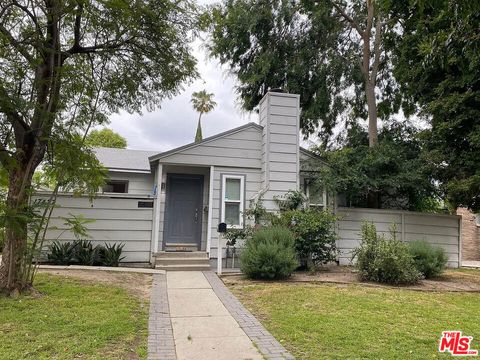 Photo of 17429 Burbank Boulevard, Encino, CA 91316 (MLS # 25588765)