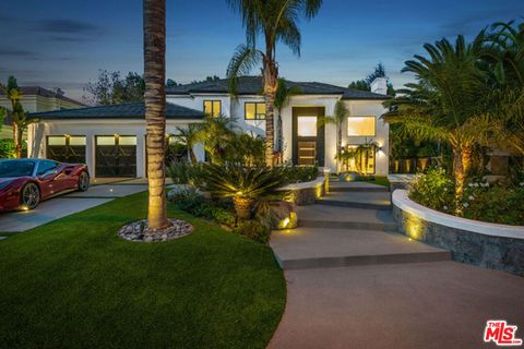 Photo of 25879 Chalmers Place, Calabasas, CA 91302 (MLS # 26833983)